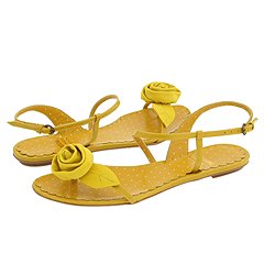 gullu sari bayan yazlik sandalet modelleri Yaz Aylarının Vazgeçilmez Ayakkabıları Sandaletler 7