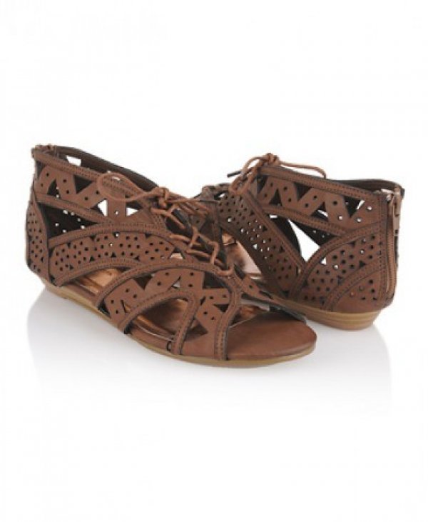 kahverengi farkli ipli sandalet ornekleri Yaz Aylarının Vazgeçilmez Ayakkabıları Sandaletler 19