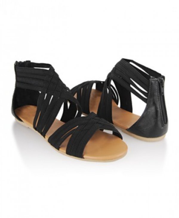 yeni sezon trend siyah sandalet resimleri Yaz Aylarının Vazgeçilmez Ayakkabıları Sandaletler 25