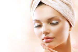 Cilt güzelliği için C vitaminli serumlar
