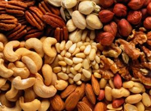 Kuruyemiş Yiyerek Formda Kal